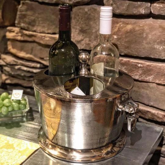 hlinikovy klasicky sampansky drziak vinoteka stolovy chromovany antikovany stredomorsky ladovy drziak drziak na napoje elegantny vinny doplnok drziak na vino vinna pivnica.jpg